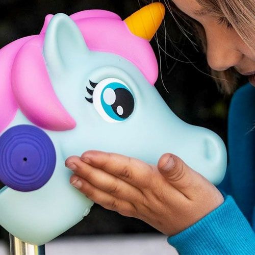Een kind aait het scootaheadz kinderstep accessoire met mintkleurig eenhoornhoofd en paarse handgreep.