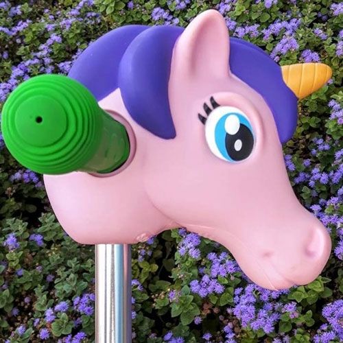 Scootaheadz kinderstep accessoire, een roze eenhoornhoofd met groene handgreep, tegen een achtergrond van paarse bloemen.