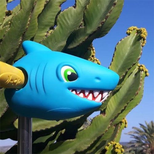 Blauwe Scootaheadz haaienhoofd accessoire voor kinderstep met gele handvatten voor een cactus.