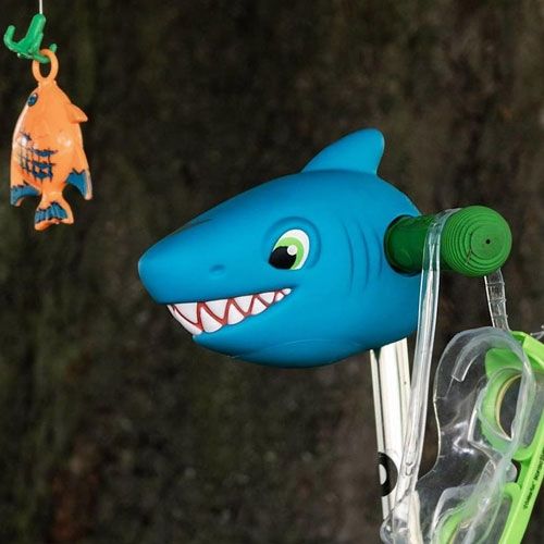 Blauwe Scootaheadz haaienhoofd accessoire voor kinderstep met groene handvatten en een oranje visje.