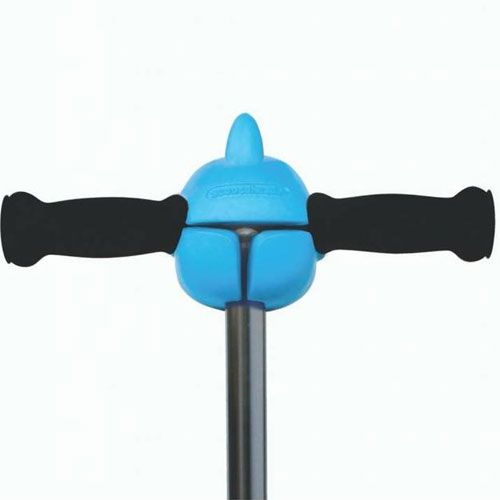Achterkant van de blauwe Scootaheadz haaienhoofd accessoire voor kinderstep met zwarte handvatten.