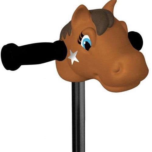 Scootaheadz bruin ponyhoofd kinderstep accessoire met zwarte handvatten, schuin van voren gefotografeerd.