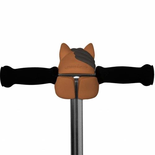 Scootaheadz bruin ponyhoofd kinderstep accessoire met zwarte handvatten, van achteren gefotografeerd.