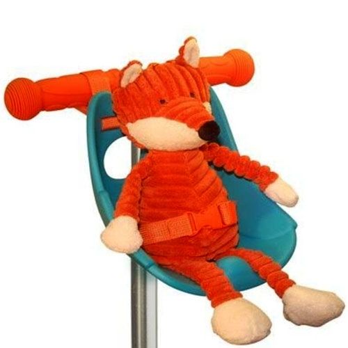 Micro step scootaseatz fietszitje in aqua blauw met een oranje knuffelvos erin, bevestigd aan een scooterstuur.