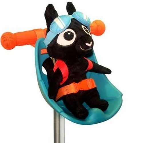 Micro step scootaseatz fietszitje in aqua blauw met een zwarte knuffellama met bril erin, bevestigd aan een scooterstuur.