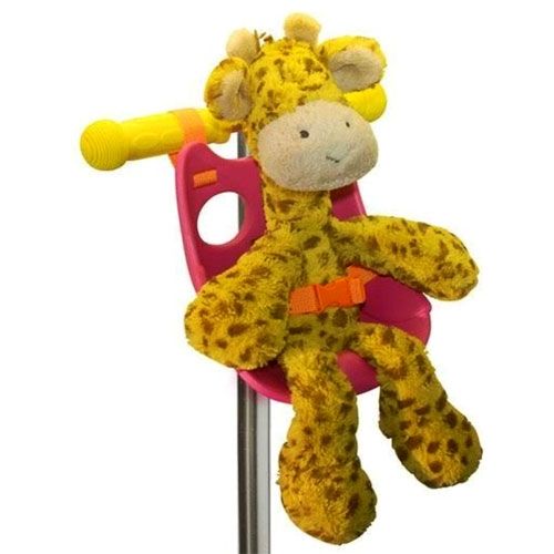 Micro step roze plastic uil-zitje voor een step met een gele knuffelgiraf erin, vastgezet met de oranje riem.