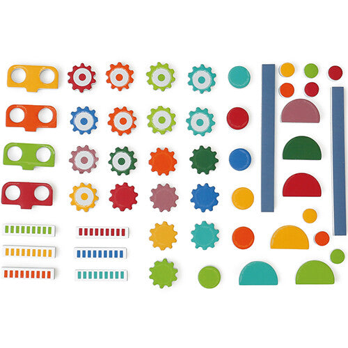 Gedetailleerd overzicht van alle losse magnetische robotonderdelen, tandwielen en geometrische vormen in diverse kleuren.