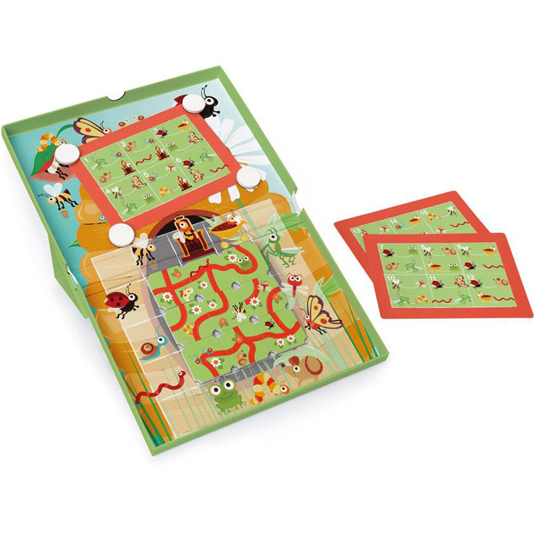 Scratch Europe magnetisch doolhofspel met tuin-thema, opengeklapt met een doolhof vol insecten en bloemen, en twee losse opdrachtkaarten.