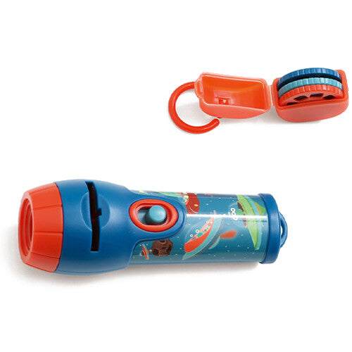 Scratch Europe projectiezaklamp met ruimte-thema en een open rood opbergdoosje met twee projectieschijven.