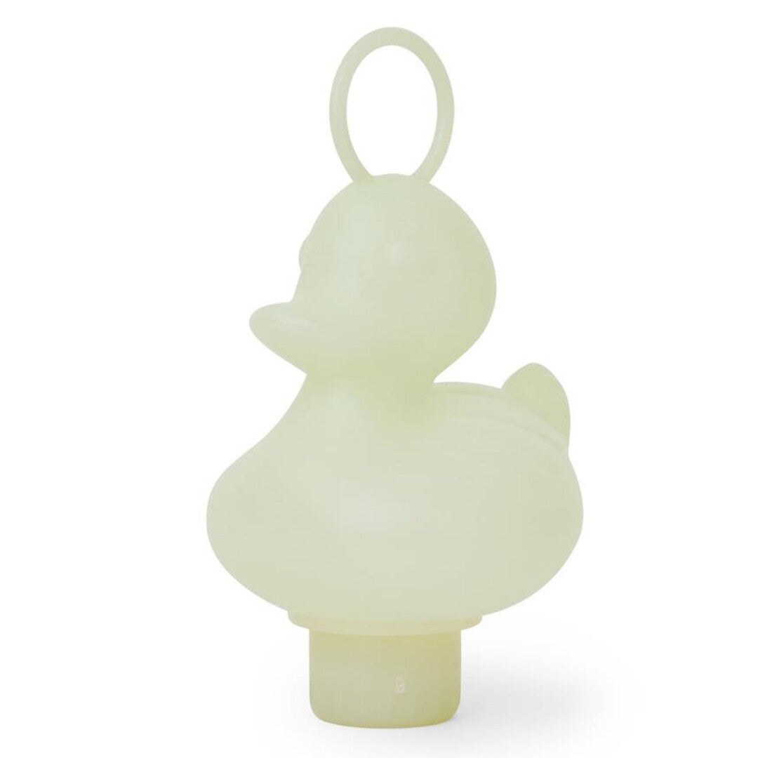 Een glow-in-the-dark badspeelgoed eendje met een ring op zijn hoofd.