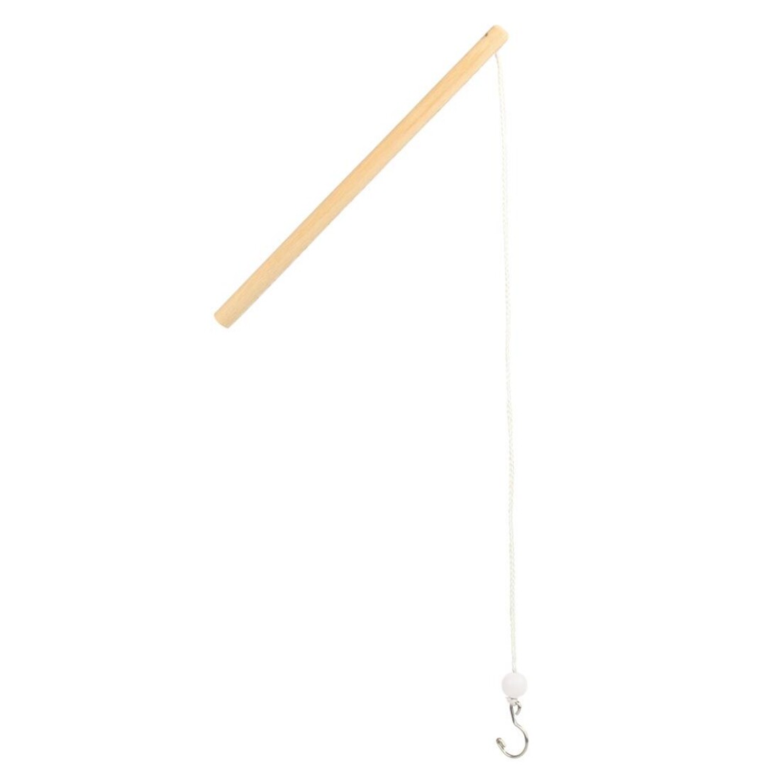 Een houten hengel met een wit touw en een metalen haakje.