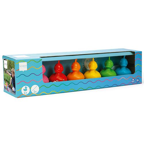 Schuin aanzicht van de Scratch Europe verpakking met zes regenboog eendjes voor het visspel.