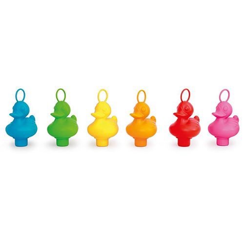 Zes kleurrijke plastic eendjes in regenboogkleuren, klaar voor het visspel.