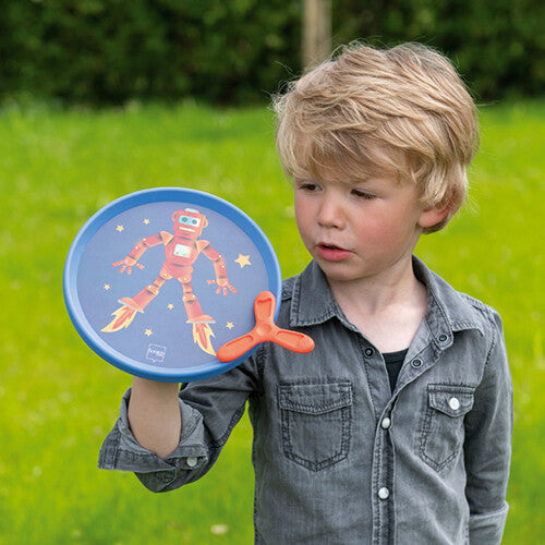 Een jongen buiten houdt een blauwe vangpad met robot en de oranje werper van het Scratch Europe vangspel vast.