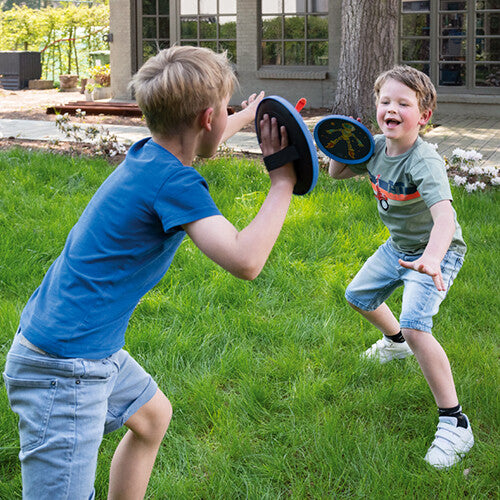 Twee jongens spelen buiten met het Scratch Europe vangspel robot, waarbij de ene jongen een vangpad draagt en de andere een vangpad vasthoudt.