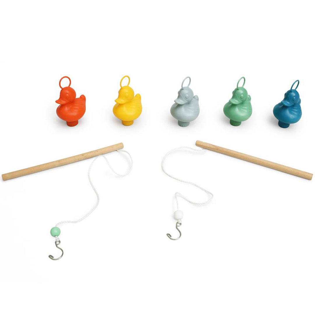 Vijf gekleurde eendjes en twee houten vishengels van het visspel.