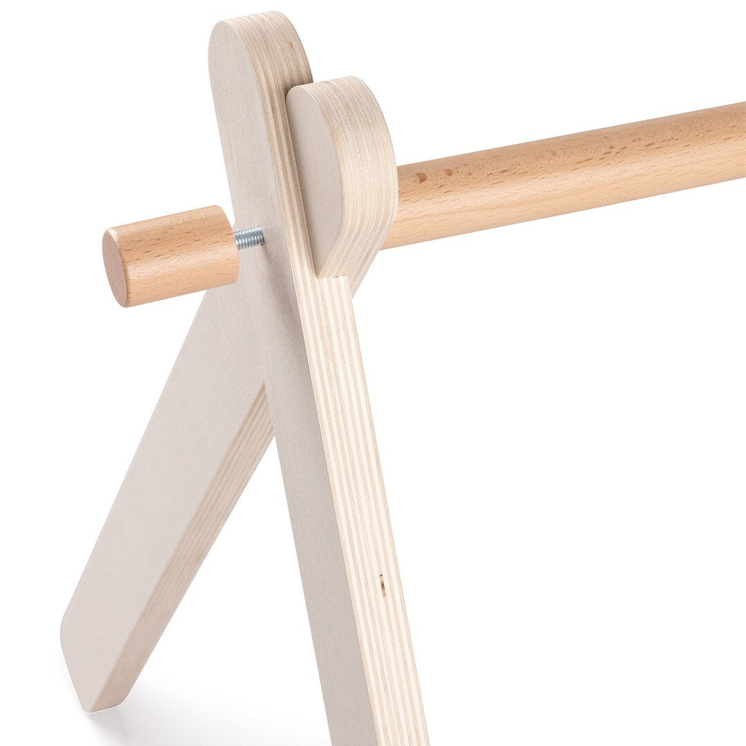 Detail van de zijkant van de houten babygym met de houten knop gemonteerd.