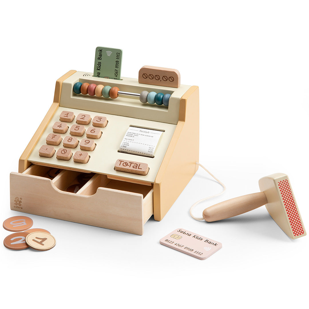 Sebra houten speelgoedkassa met open lade, munten, creditcard en scanner.