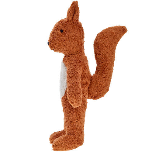 Senger pluchen knuffeleekhoorn, bruin met witte buik, van de zijkant gefotografeerd.
