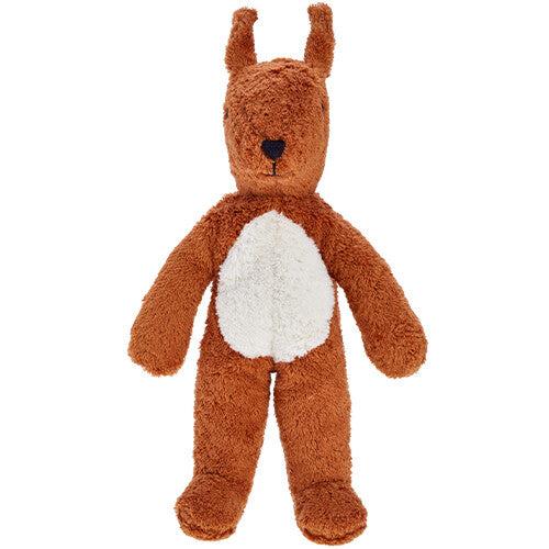 Senger pluchen knuffeleekhoorn, bruin met witte buik, van voren gefotografeerd.