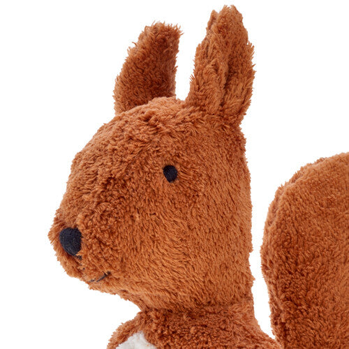 Detailopname van de kop van de bruine Senger pluchen knuffeleekhoorn.