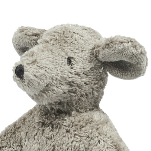 Detailopname van de kop van de grijze pluchen knuffelmuis.