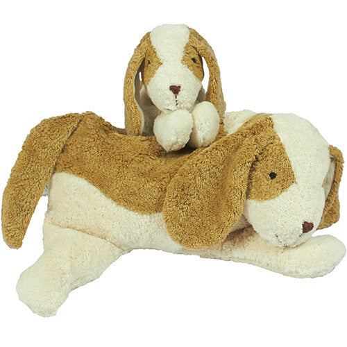 Twee Senger pluchen warmteknuffel honden, een grote liggend met een kleinere op zijn rug.