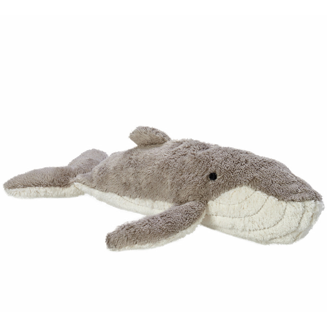Senger pluchen warmteknuffel in de vorm van een grijze walvis, schuin van voren gezien.