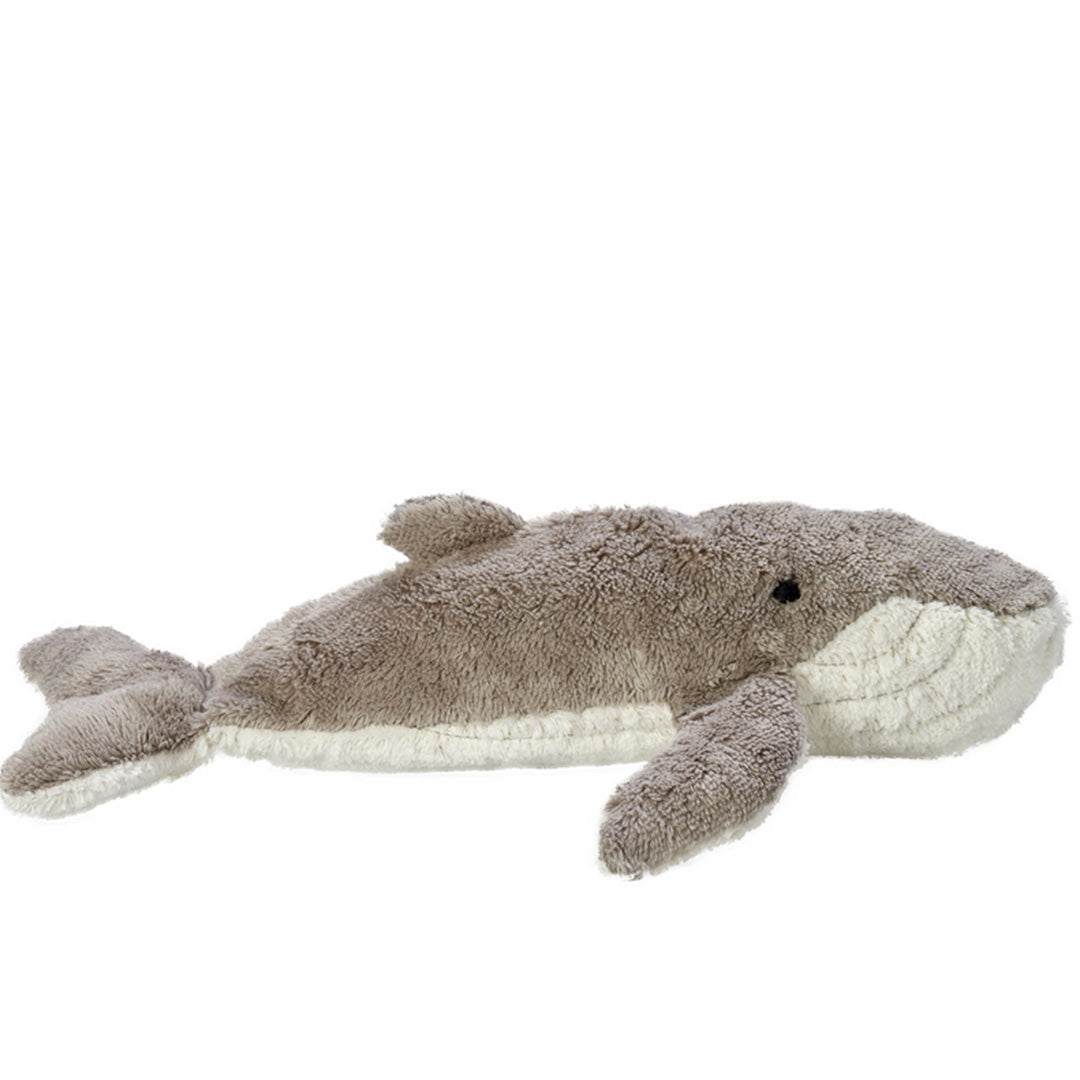 Senger pluchen warmteknuffel in de vorm van een grijze walvis, schuin van de zijkant gefotografeerd.