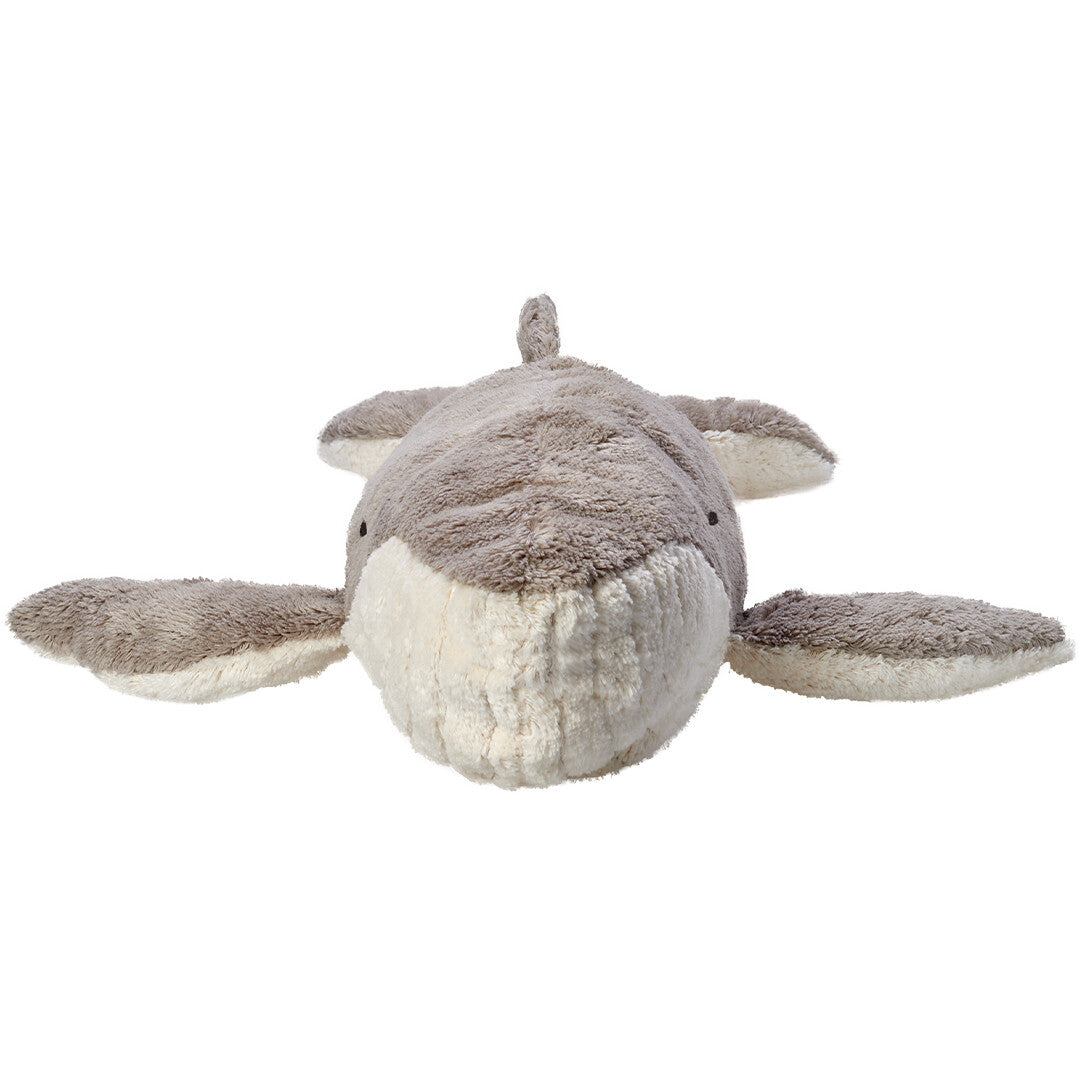 Senger pluchen warmteknuffel in de vorm van een grijze walvis, van voren gezien.