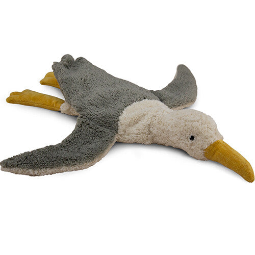 Senger pluchen zeemeeuw knuffel, liggend op een witte achtergrond.