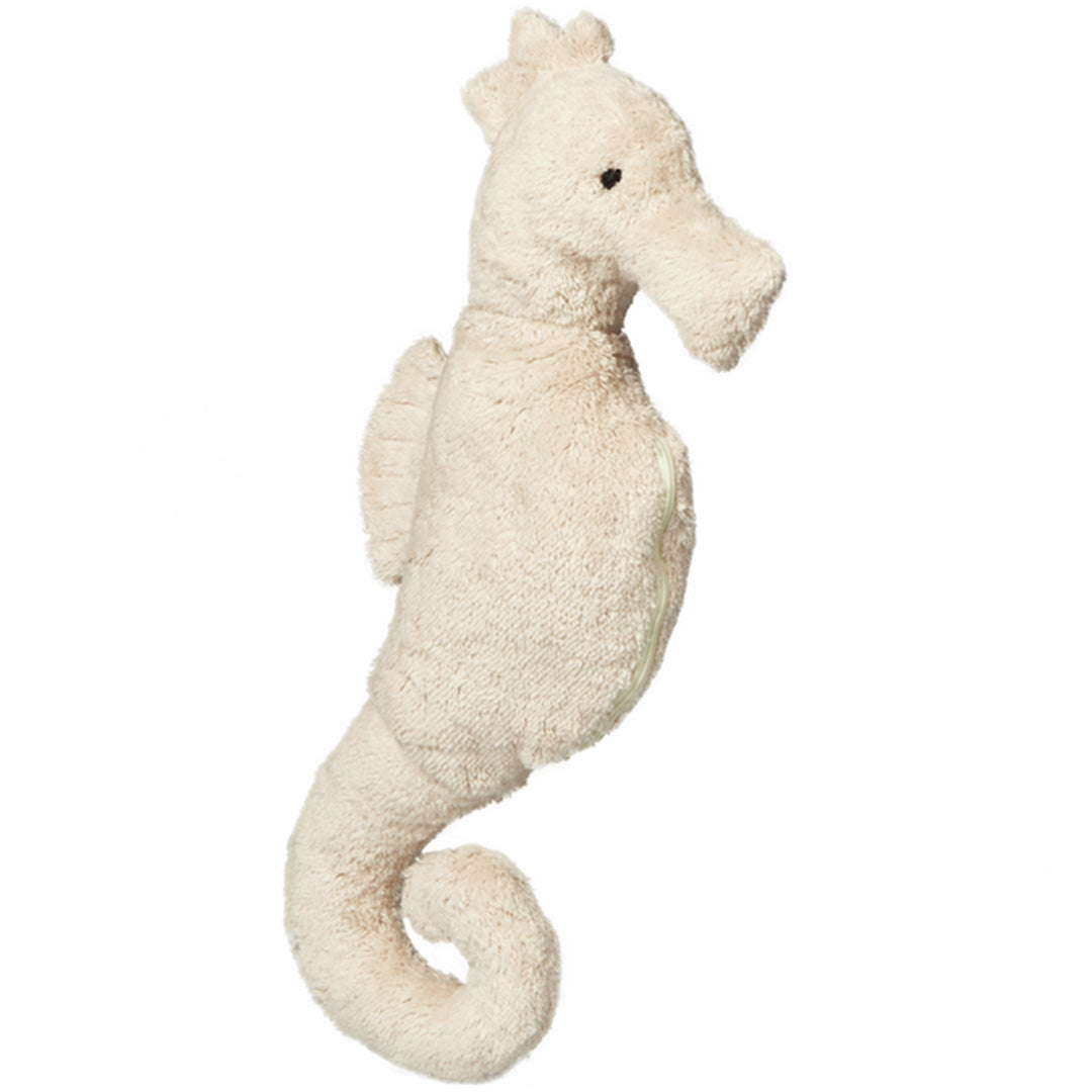 Senger beige pluchen warmteknuffel in de vorm van een zeepaard, schuin gefotografeerd.