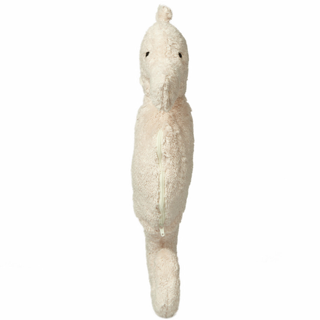 Senger beige pluchen warmteknuffel in de vorm van een zeepaard, van achteren gezien met rits.