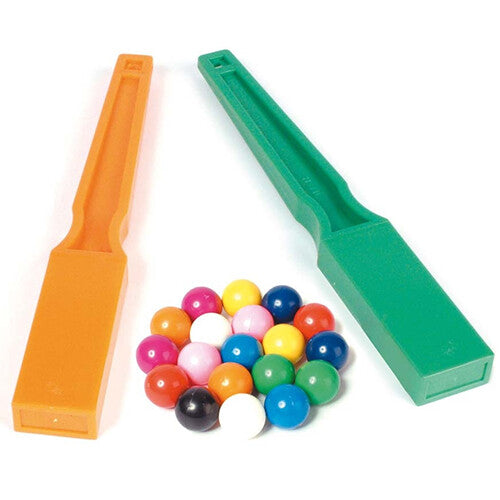 Shaw Magnets educatief speelgoed met een oranje en groene magneetstaaf en een hoopje kleurrijke magnetische knikkers.
