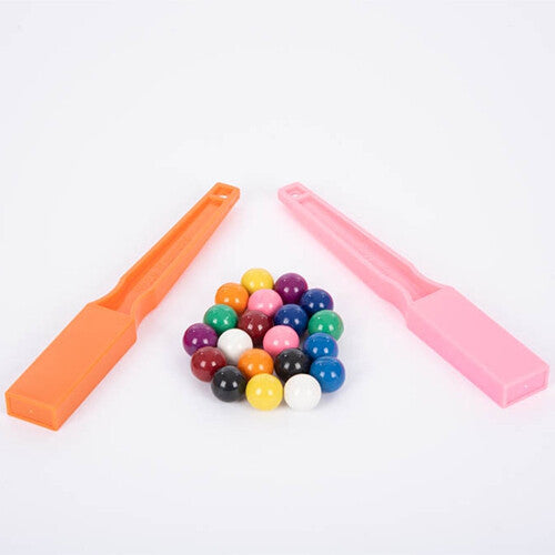 Shaw Magnets educatief speelgoed met een oranje en roze magneetstaaf en een hoopje kleurrijke magnetische knikkers.