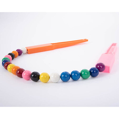 Shaw Magnets educatief speelgoed met een oranje en roze magneetstaaf die via een lange ketting van kleurrijke magnetische knikkers met elkaar verbonden zijn.