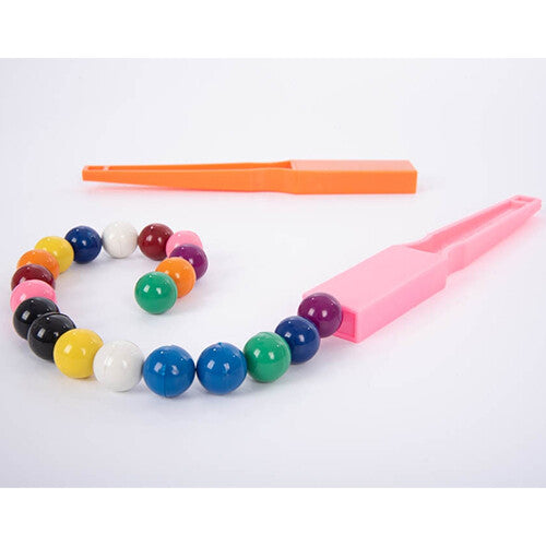 Shaw Magnets educatief speelgoed met een roze magneetstaaf die een spiraal van kleurrijke magnetische knikkers vasthoudt, met een oranje magneetstaaf op de achtergrond.