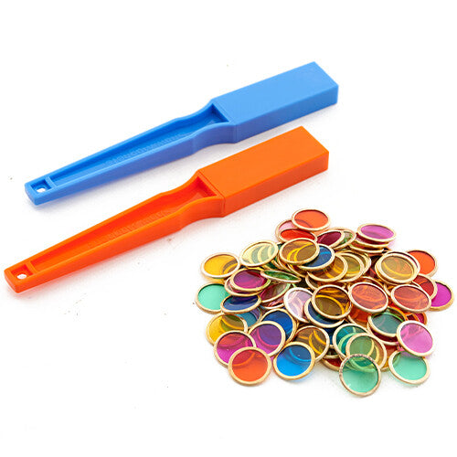 Shaw Magnets educatief speelgoed met twee magneetstaven, blauw en oranje, en een stapel kleurrijke magnetische schijfjes.