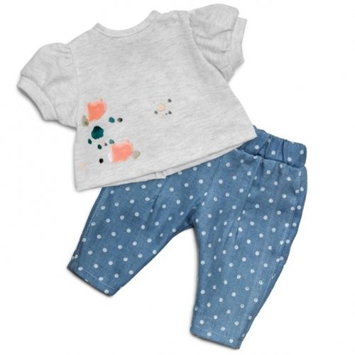 Skrållan poppenkleding set met een lichtgrijs t-shirt met abstract patroon en een blauwe spijkerbroek met witte stippen.