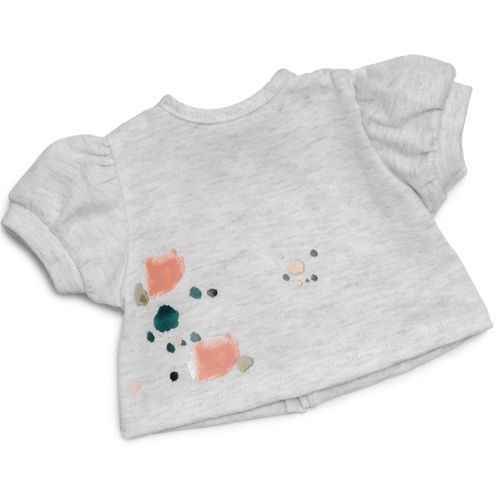 Een lichtgrijs poppen t-shirt met abstracte kleurrijke patronen.