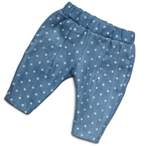 Een blauwe poppen spijkerbroek met witte stippen.