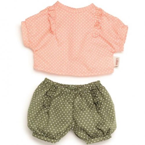 Poppenkleding set van een roze top en groene shorts met witte stippen.