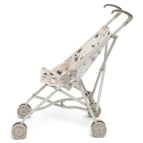 Skrållan poppenwagen in beige met voertuig- en stippenpatroon, schuin van opzij gezien.