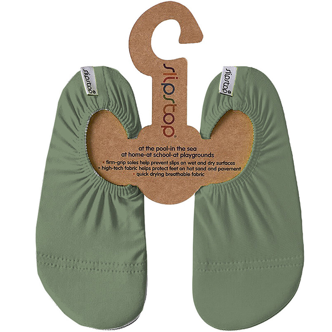 Groene Slipstop zwemschoenen voor kinderen op een kartonnen verpakking.