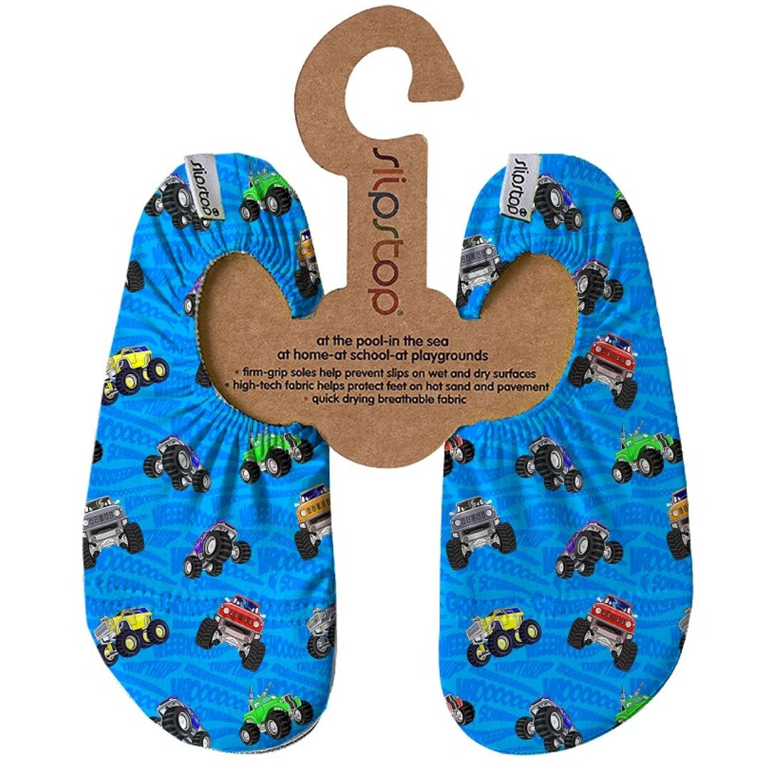 Blauwe slipstop babyschoenen met monster truck patroon op een kartonnen hanger.
