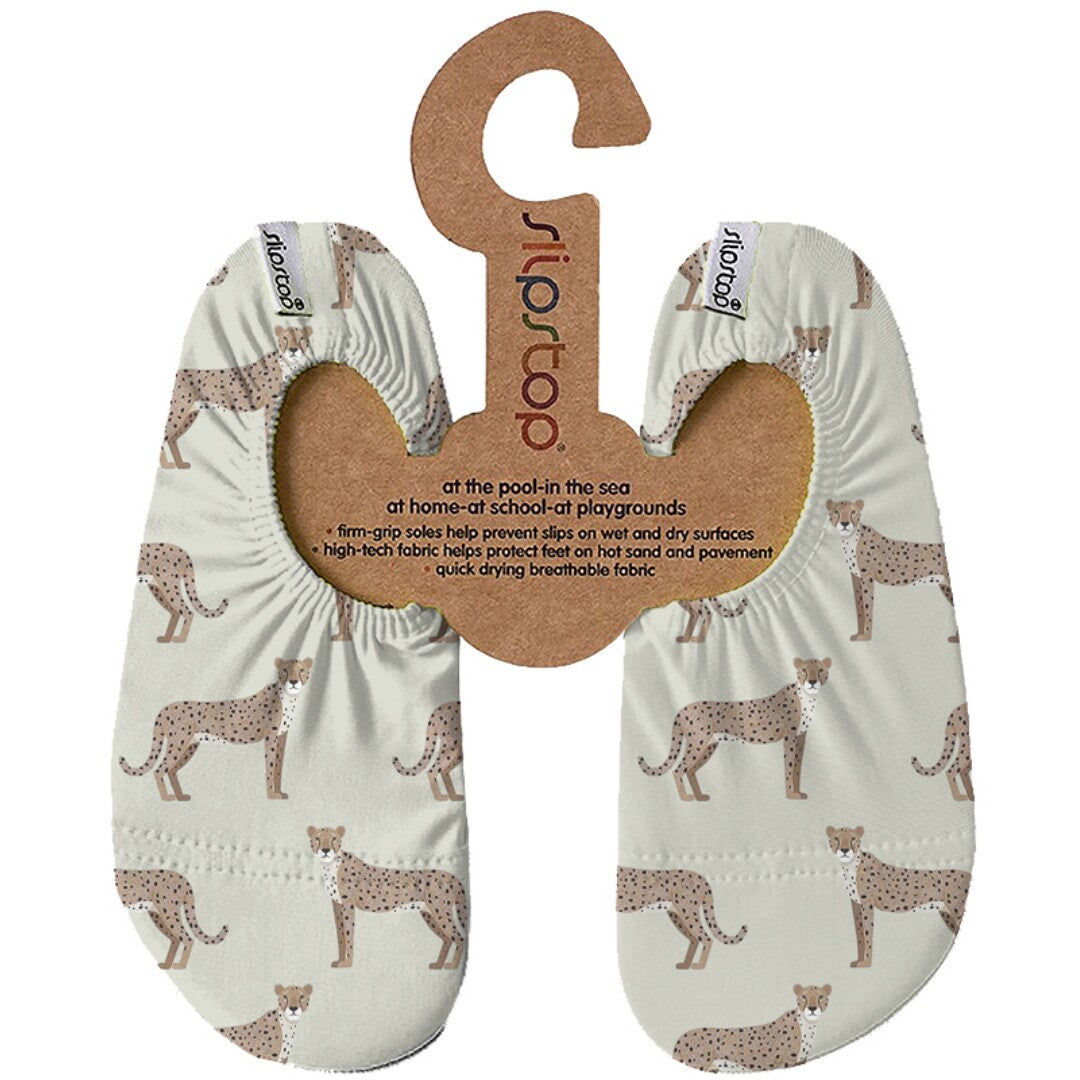 Slipstop baby- en peuterschoenen met cheetahpatroon op een kartonnen verpakking.