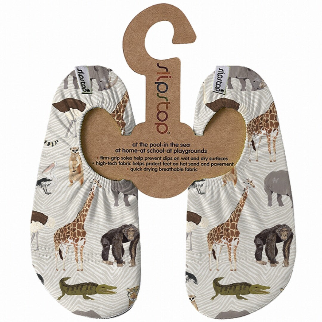 slipstop baby- en peuterschoenen met dierenpatroon in safari-thema, gepresenteerd aan een kartonnen hanger.