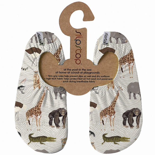 slipstop baby- en peuterschoenen met dierenpatroon in safari-thema, gepresenteerd aan een kartonnen hanger.