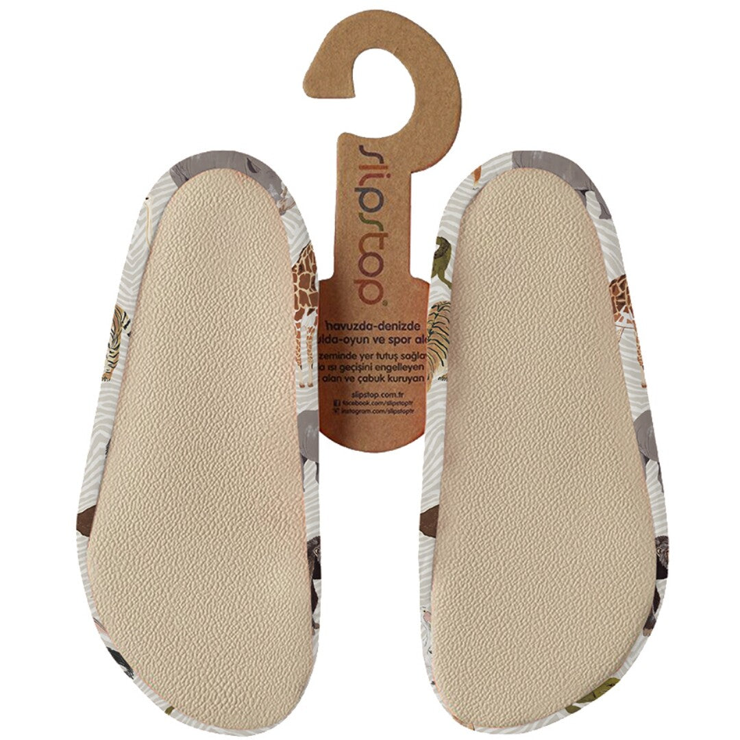 De achterkant van slipstop baby- en peuterschoenen met beige slipbestendige zolen en een kartonnen hanger.