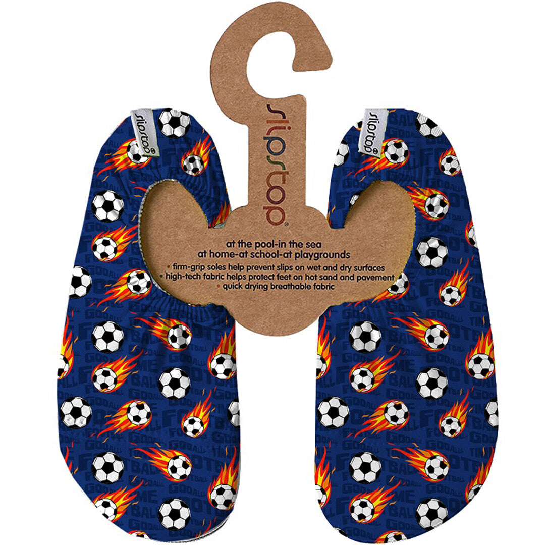 Slipstop antislip waterschoenen voor kinderen, blauw met een patroon van voetballen en vlammen, hangend aan een kartonnen hanger.
